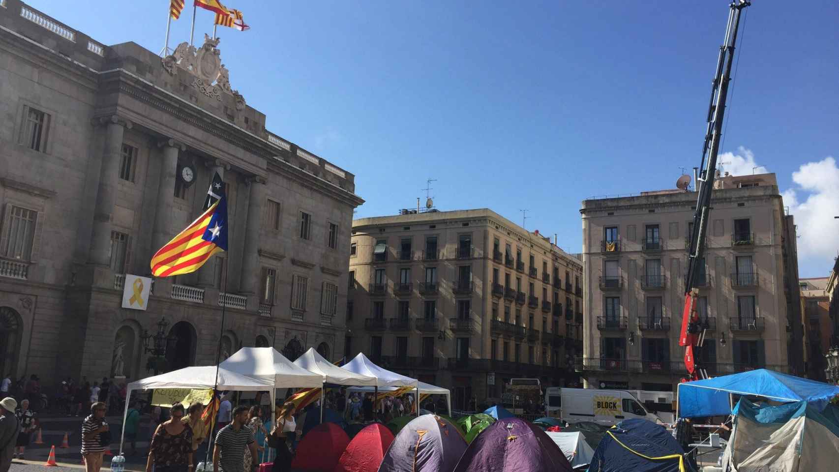 La acampada independentista lleva instalada en la plaza de Sant Jaume desde la Diada / @albertofdezxbcn