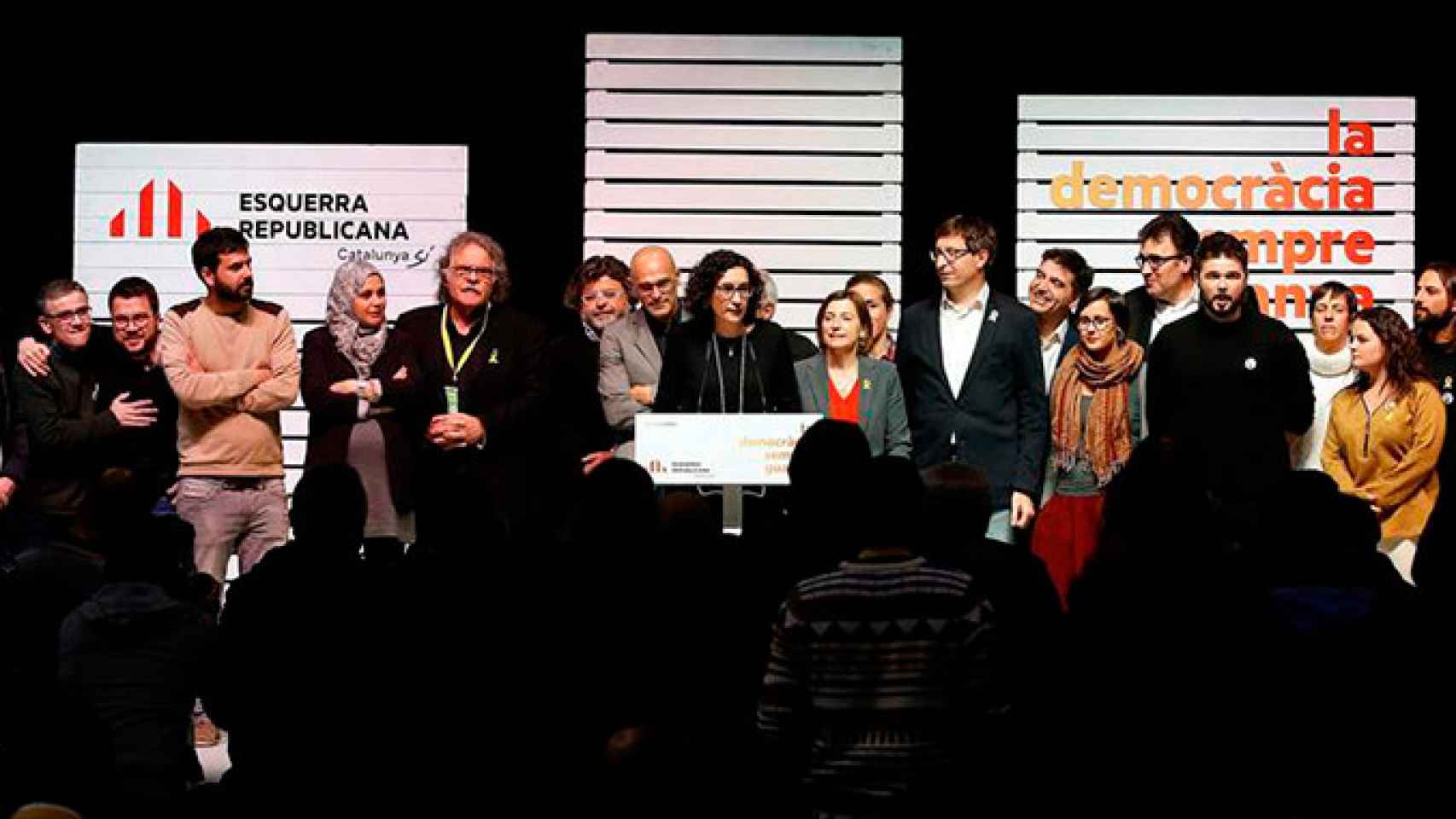 La secretaria general de ERC, Marta Rovira (c), comparece con sus compañeros de partid para valorar los resultados electorales del 21D en la estación del Nord de Barcelona, donde la formación de Junqueras ha quedado por detrás de Puigdemont / EFE