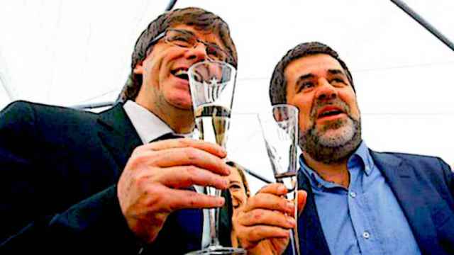 El expresidente de la Generalitat, Carles Puigdemont, y el presidente de la ANC, Jordi Sànchez, brindan en una imagen de archivo / CG