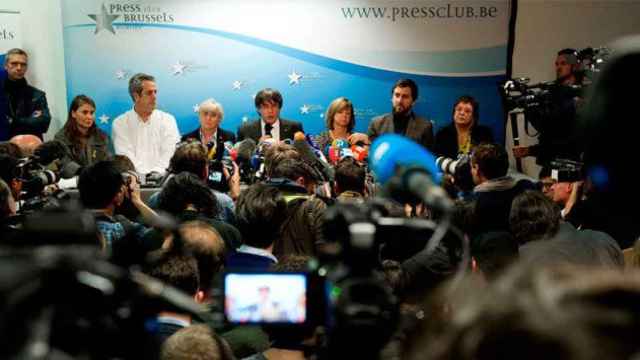 Carles Puigdemont (c), expresidente catalán prófugo de la justicia, en una rueda de prensa en Bruselas / EFE