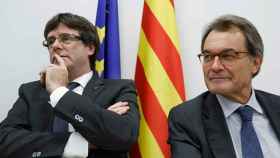 El presidente de la Generalitat, Carles Puigdemont, y su antecesor, Artur Mas, junto a unas banderas de Europa y Cataluña, que no está preparada para la independencia / EFE
