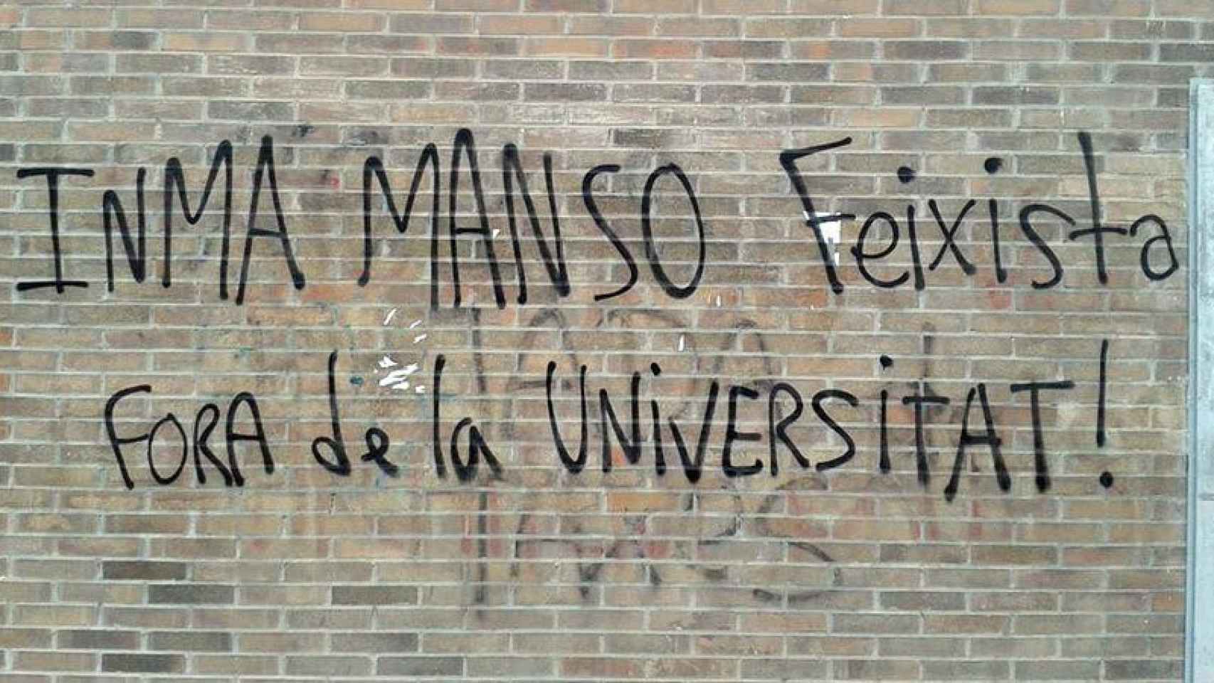 Pintada en una pared de la Universidad de Lleida contra Inma Manso, subdelegada del Gobierno y profesora de ese centro.