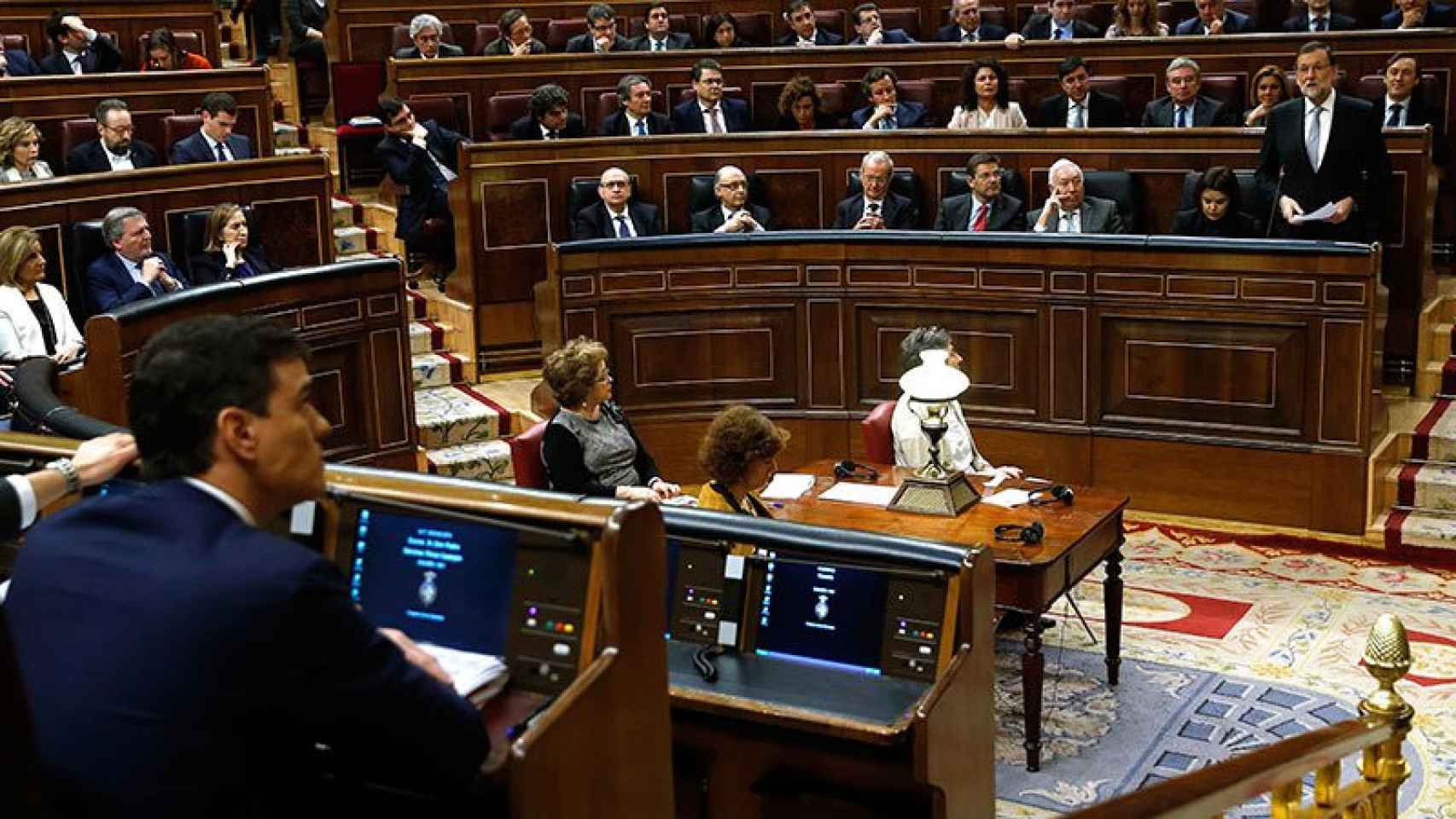 Pedro Sánchez y Mariano Rajoy, al fondo, durante uno de los debates de la fallida investidura de la semana pasada.