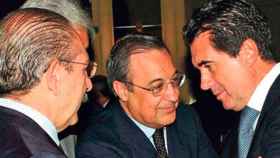 Los constructores Luis del Rivero (I) y Florentino Pérez con el ex presidente de Baleares, Jaume Matas (D).
