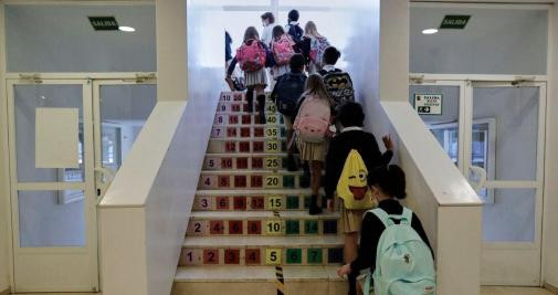 Un grupo de niños sube las escaleras para ir a clase / Jesús Hellín (EP)