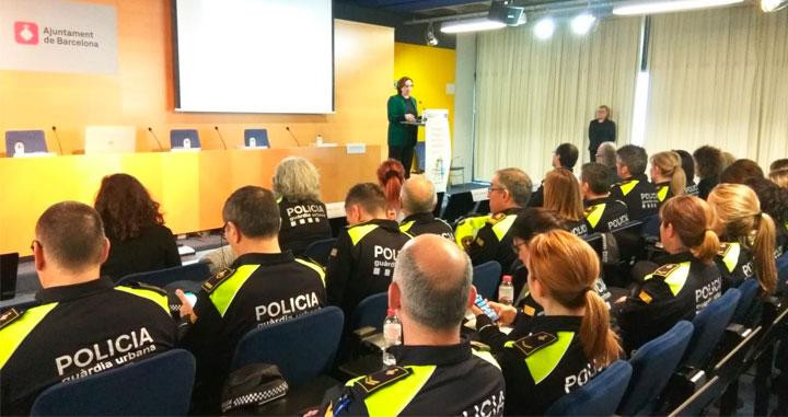 Ada Colau, alcaldesa de Barcelona, durante un acto con agentes de la Guardia Urbana / CG