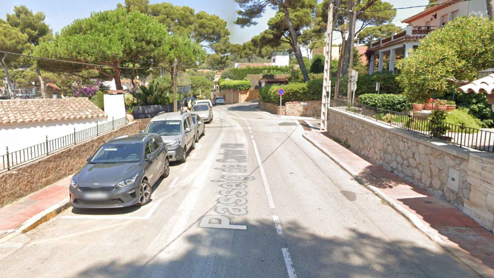 Paseo de Carles Vila, de Llafranc (Girona), donde se ha producido el robo de diversos vehículos por los que hay seis detenidos / GOOGLE STREET VIEW