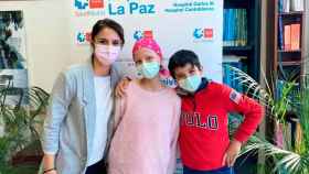 Paula (c), con su familia en el Hospital de La Paz de Madrid / Cedida