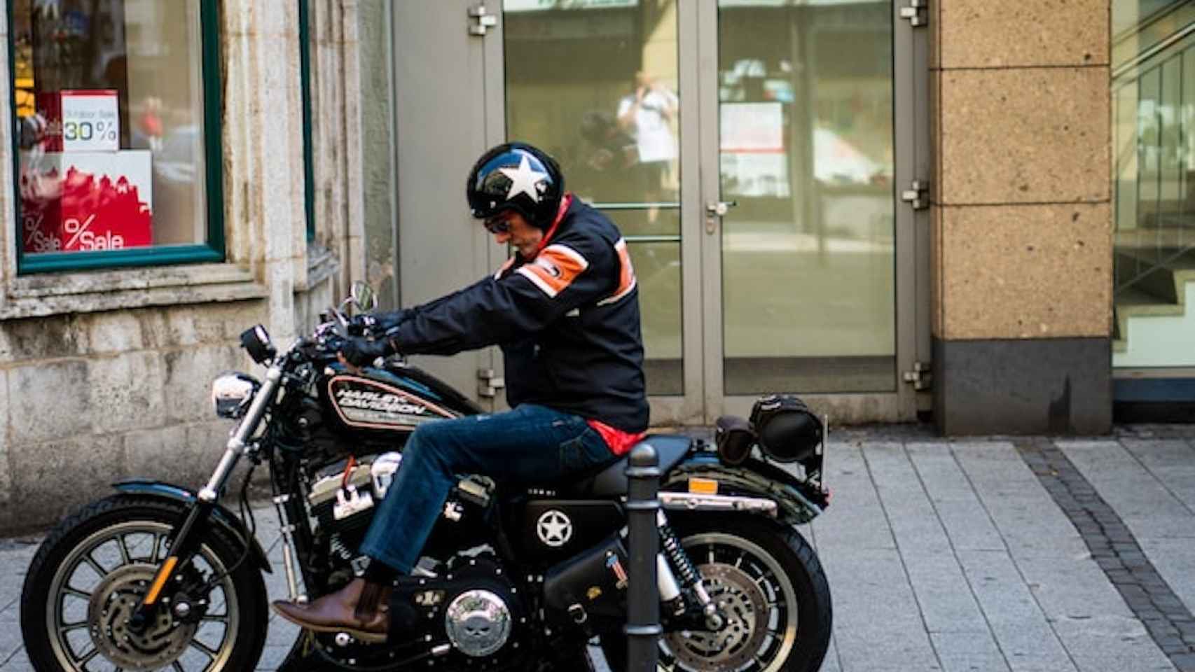 Motorista sobre una Harley