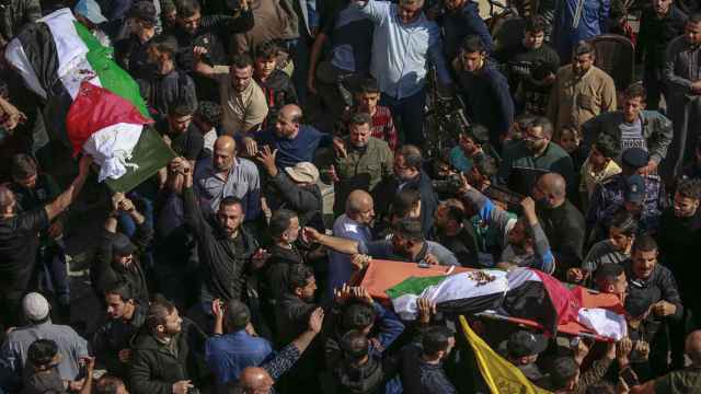 Palestinos en un funeral por la muerte de decenas de personas en el campo de refugiados de Jabaliya / EFE - EPA - MOHAMMED SABER