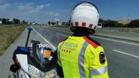Un agente de la División de Tráfico de los Mossos con un casco, como los que han ido con cinco dotaciones ante el atropello múltiple de ciclistas en Castellbisbal / MOSSOS