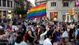 Varios jóvenes se manifiestan contra la LGTBIfobia, como las terapias de reconversión sexual / EUROPA PRESS