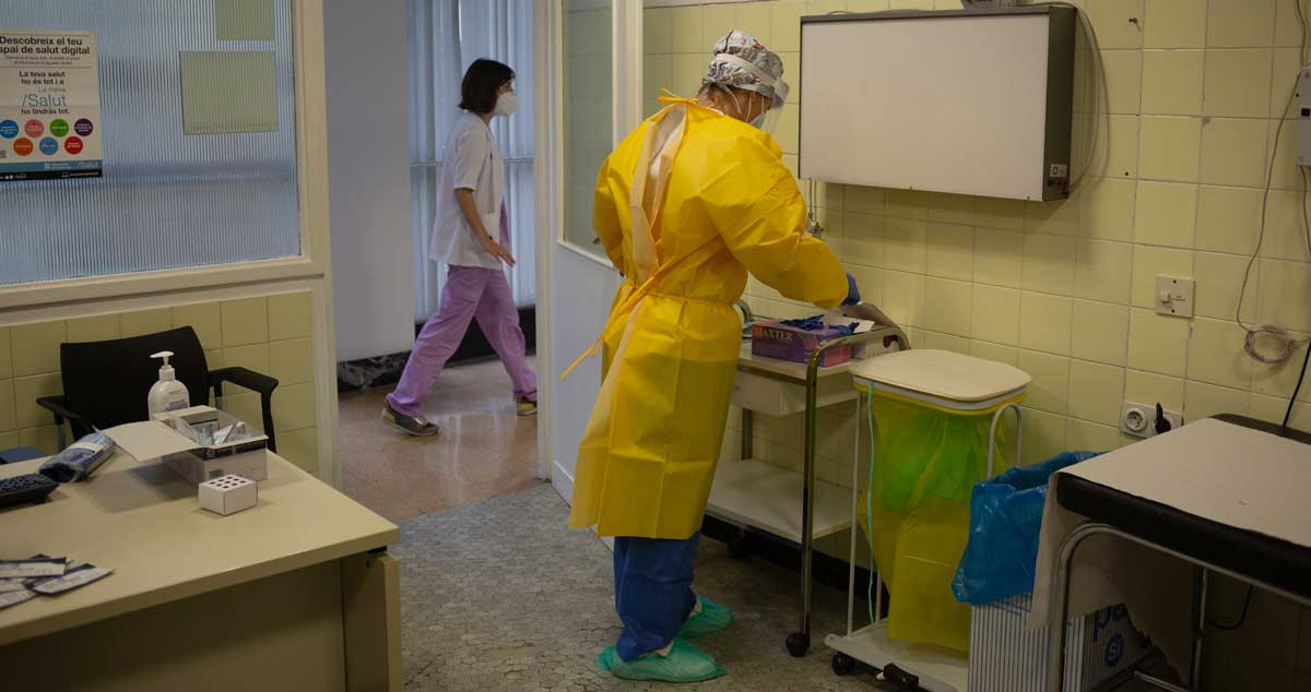 Una trabajadora clasifica test de antígenos en un CAP de Barcelona / EUROPA PRESS