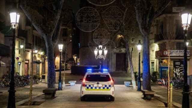 Una patrulla de los Mossos hace cumplir el toque de queda y las restricciones del Govern durante la noche del 24 de diciembre en Barcelona / EUROPA PRESS