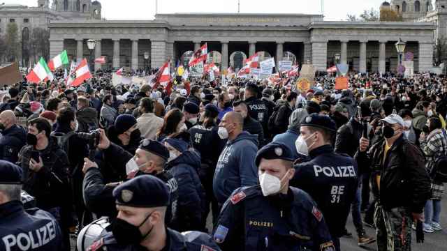 Manifestación multitudinaria en Viena (Austria) contra el confinamiento general y la vacunación obligatoria / EFE - EPA - CHRISTIAN BRUNA