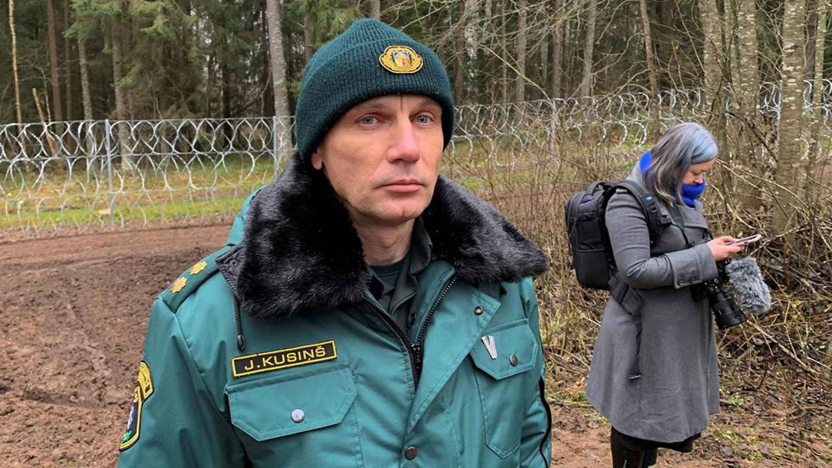 El día en imágenes: Juris Kusins, subdirector del distrito de la frontera regional en Daugavpils, delante de la valla provisional levantada por Letonia en su frontera con Bielorrusia / JURIS KAZA - EFE