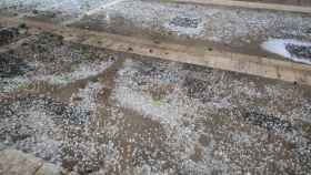 Imagen del granizo sobre una calle, una de las características precipitaciones que dejará la borrasca 'Hortensia' en Cataluña / EUROPA PRESS
