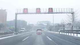 Nieve en las carreteras este viernes en Madrid / EUROPA PRESS