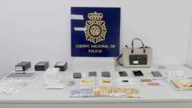 Tarjetas SIM, móviles de alta gama, un ordenador, tableta electrónica y dinero incautado a los dos estafadores detenidos / POLICÍA