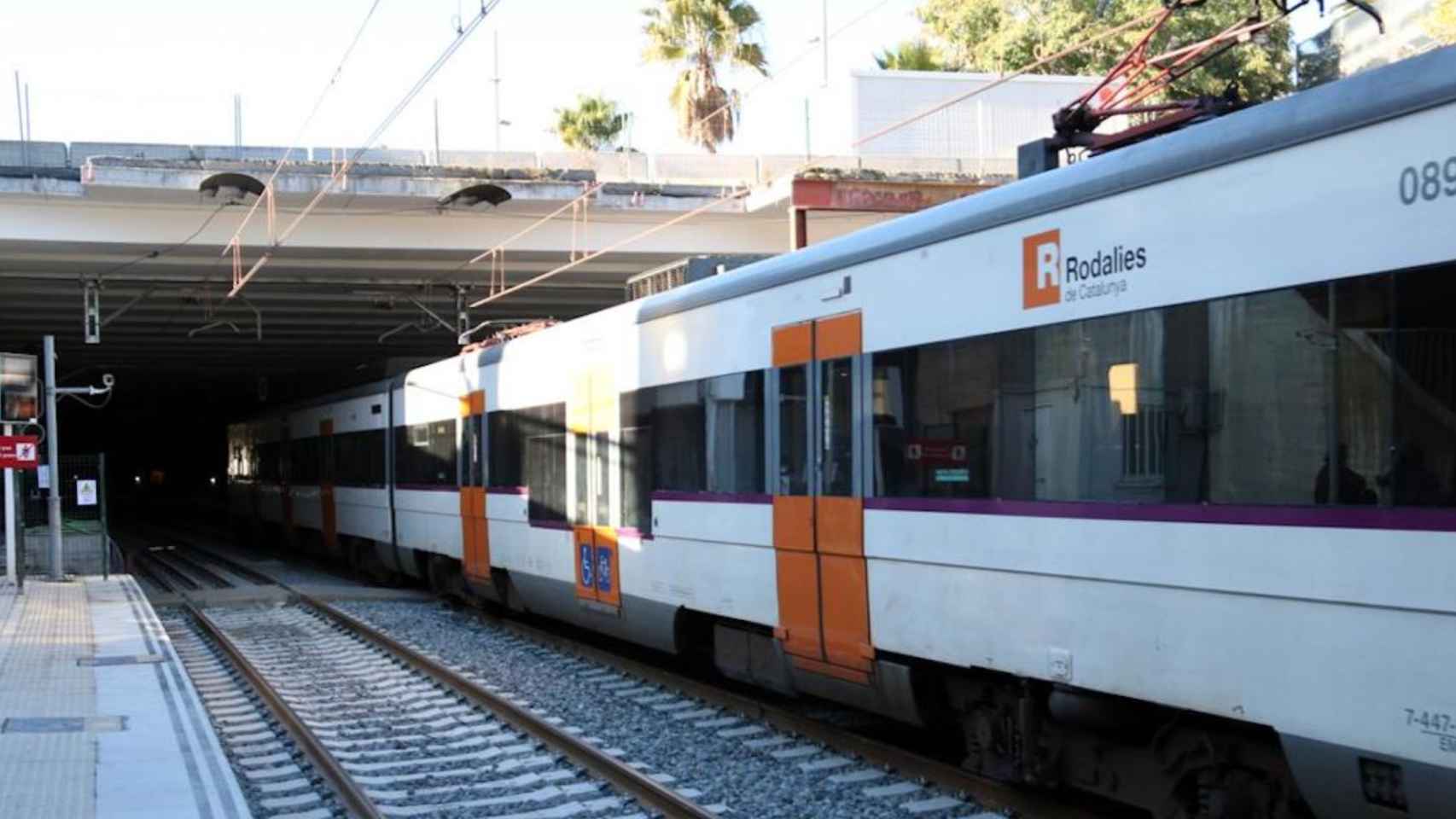 Un tren de Rodalies a su paso por Girona / EFE