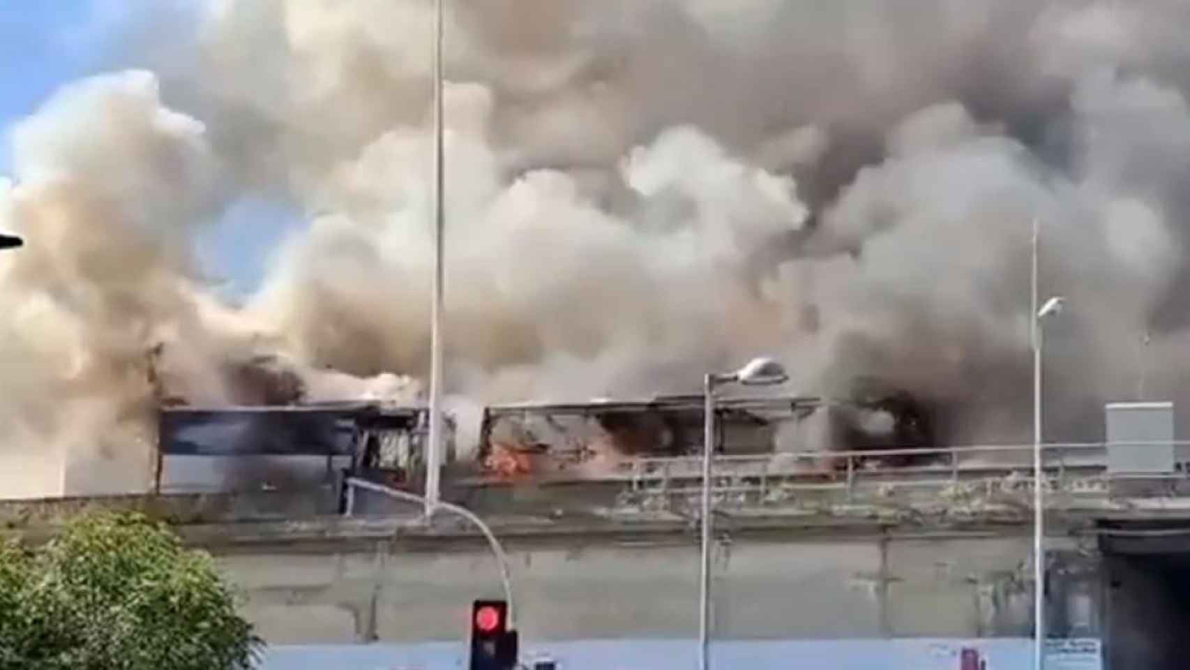 Un autobús se incendia en medio de la autopista, a la altura de Badalona / CG