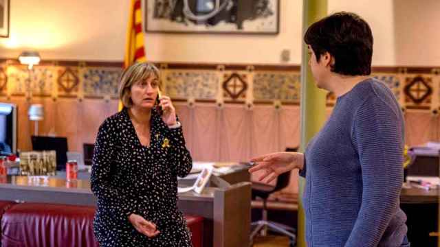 Alba Vergés (i), consejera de Salud, con Laura Pelay, secretaria general de Salud (d) / CG