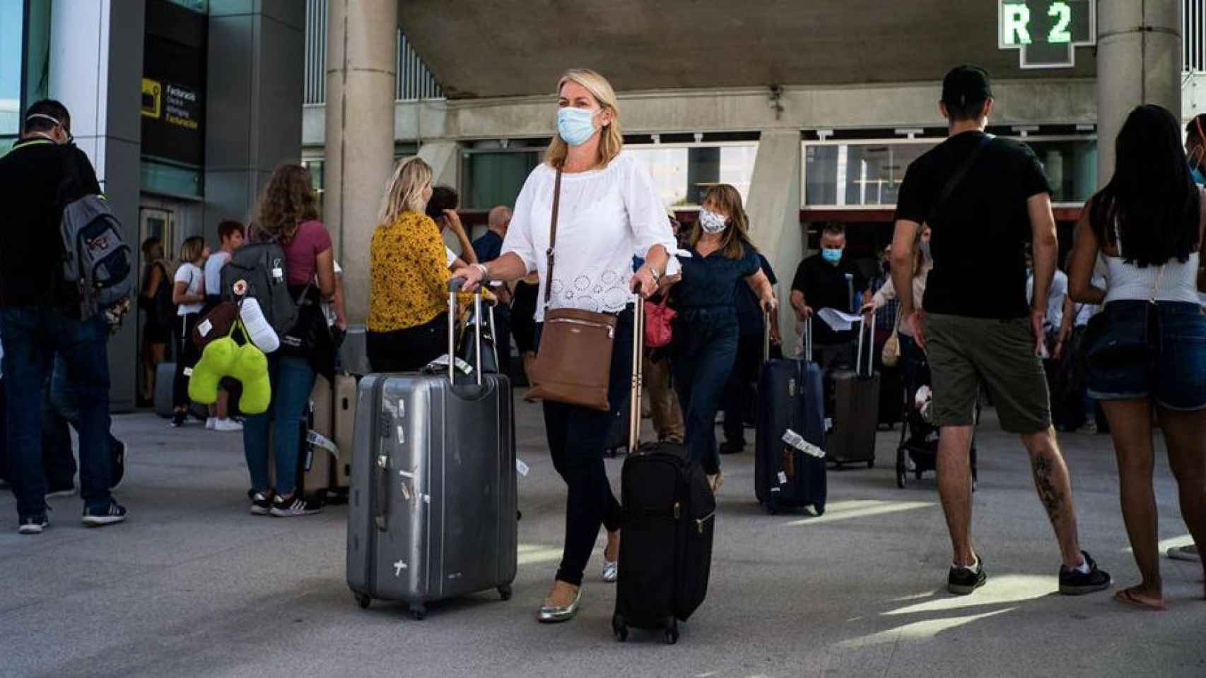 Una pasajera con mascarilla llega al aeropuerto de Palma de Mallorca para viajar en avión / EUROPAPRESS