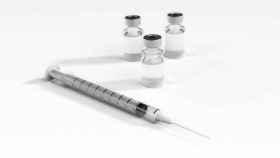 Una jeringuilla y varias dosis de una vacuna / CG
