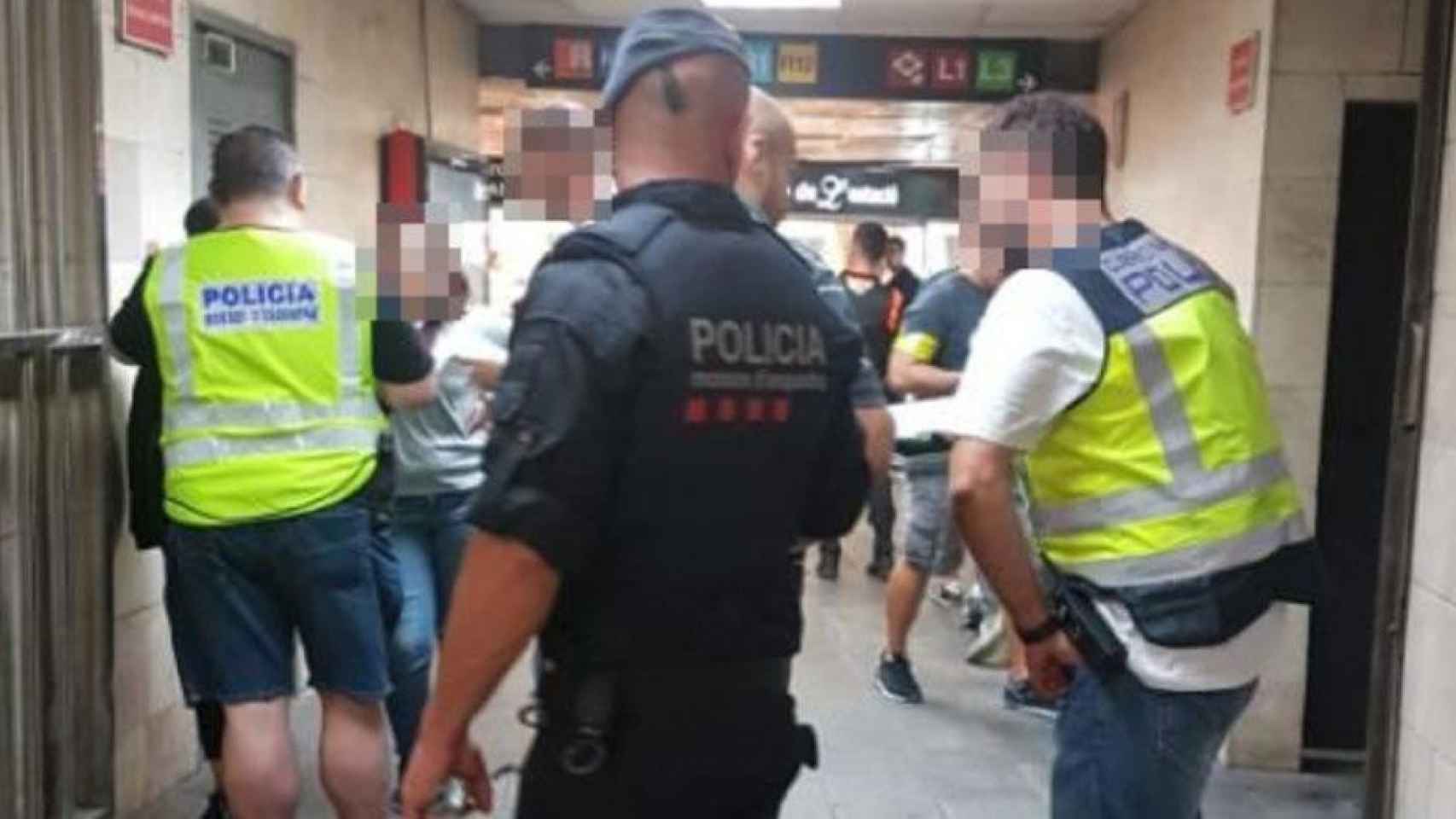 Imagen de archivo de un operativo policial contra los carteristas en el metro de Barcelona /  MOSSOS