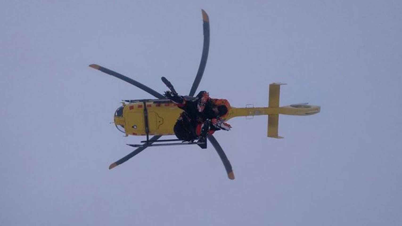 Helicóptero de rescate como el que ha trasladado a la joven / BOMBERS