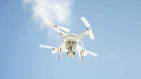 Dron sobrevolando el cielo de Girona / UNSPLASH