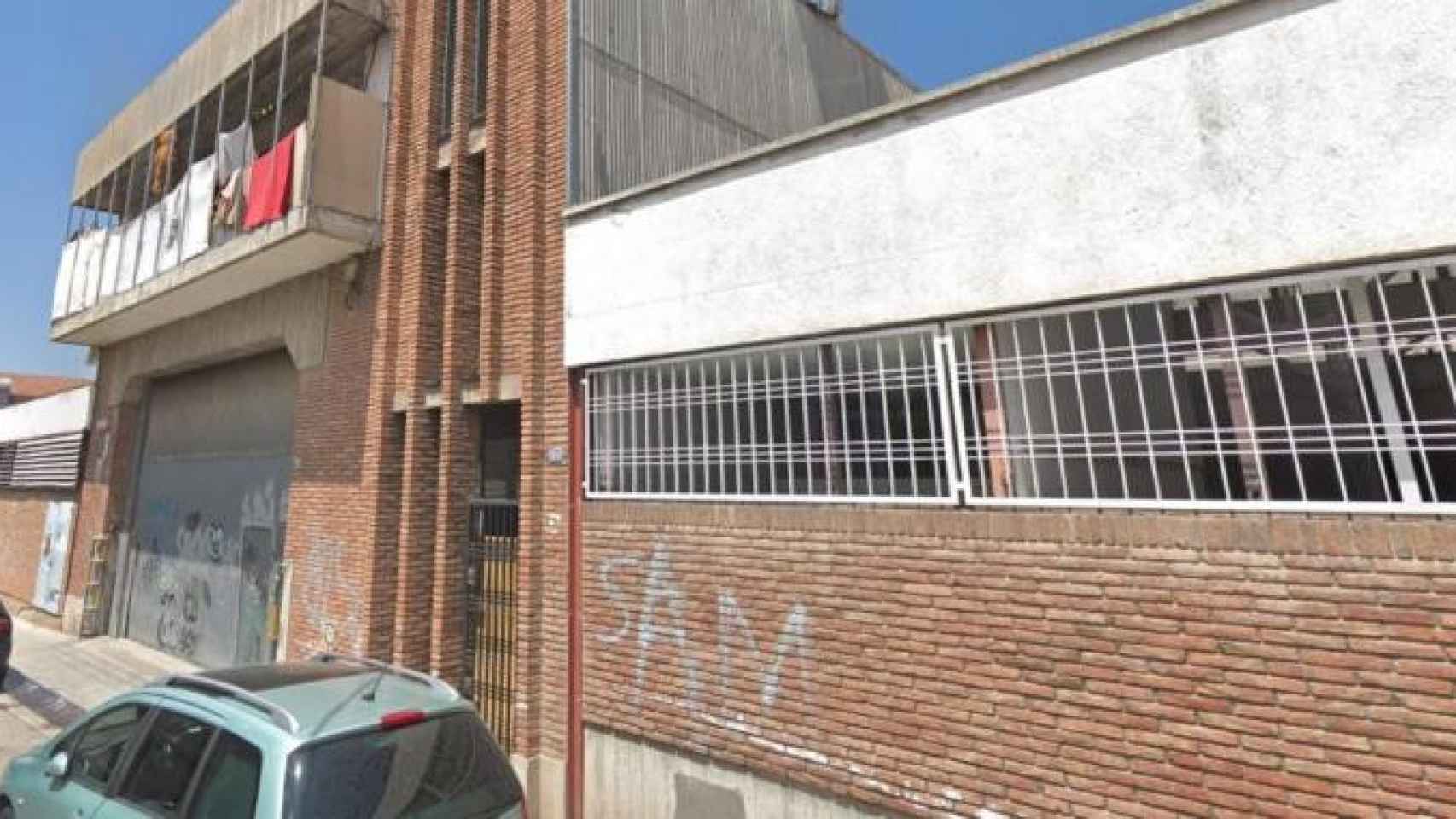 Imagen de la nave industrial abandonada donde tres hombres habrían violado a la joven de 18 años en Sabadell (Barcelona) / GOOGLE