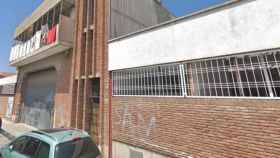 Imagen de la nave industrial abandonada donde tres hombres habrían violado a la joven de 18 años en Sabadell (Barcelona) / GOOGLE