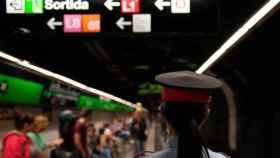 Imagen de una agente de los Mossos d'Esquadra en un andén del Metro de Barcelona / EFE