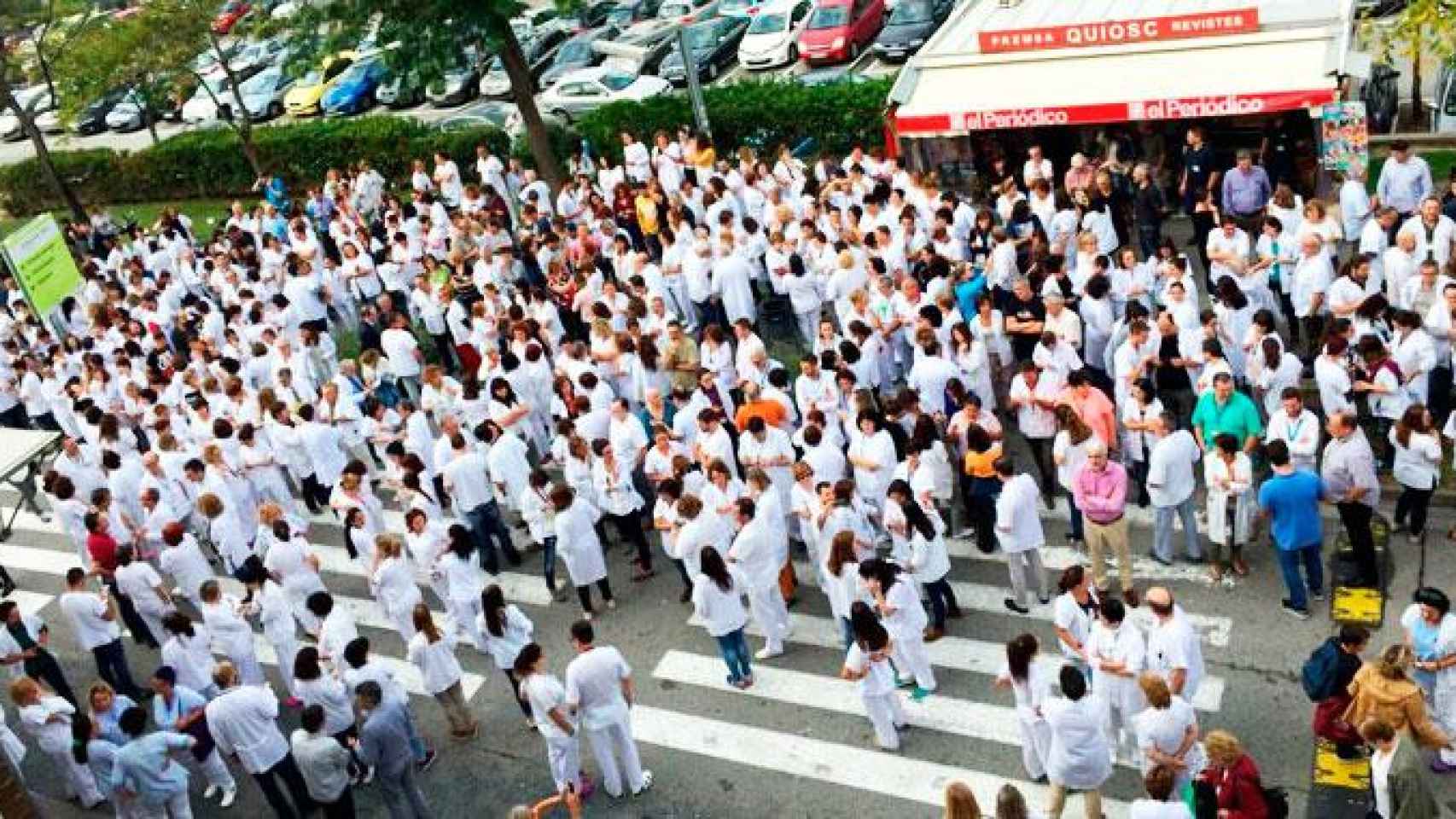 Imagen de una concentración de médicos tras el referéndum ilegal del 1 de octubre en Cataluña / EFE