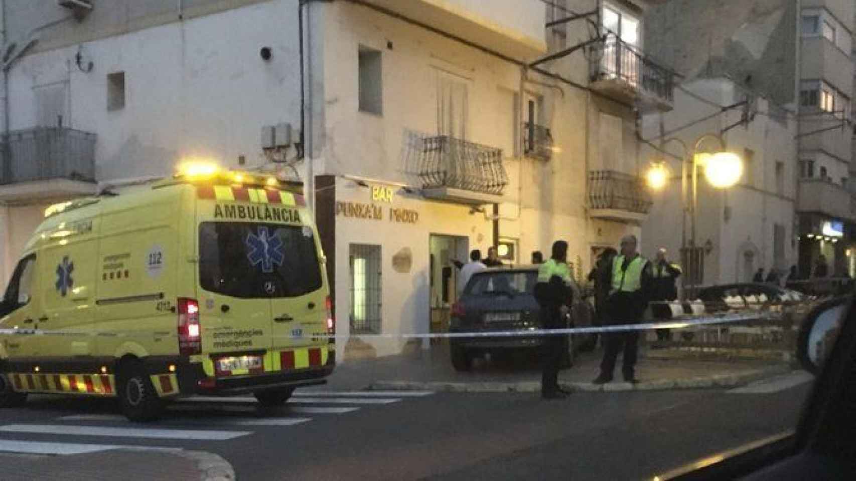 Una ambulancia ante el bar de Sant Carles de la Ràpita donde se produjo un tiroteo el miércoles / CG