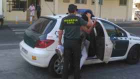 Momento del arresto de la Guardia Civil a la mujer española y al hombre holandés que chantajearon al empresario alicantino con imágenes sexuales / CG