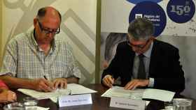 El director general de Aigües de Barcelona, Ignacio Escudero, y el alcalde de Sant Feliu, Jordi San José, han sellado el protocolo