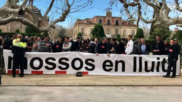 Mossos protestan a las puertas del Parlament / EUROPA PRESS