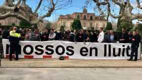 Mossos protestan a las puertas del Parlament / EUROPA PRESS