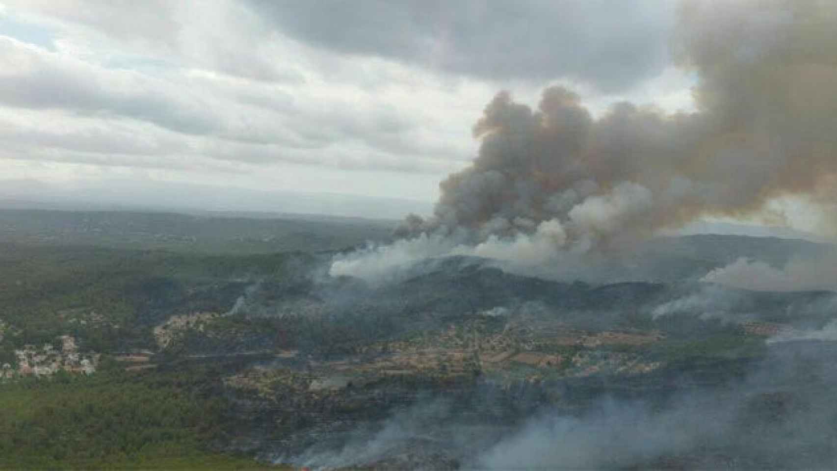 Vista aérea del fuego que afecta La Pobla de Montornès, Creixell, Bonastre y Vespella de Gaià, en Tarragona.