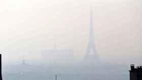 La Torre Eiffel de París, en un día con altos niveles de contaminación atmosférica.