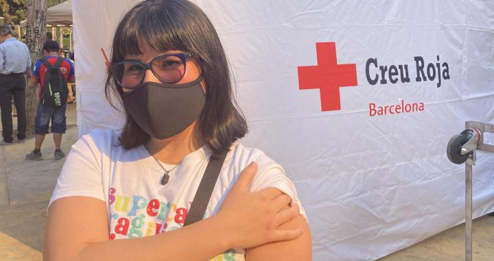 Cecilia, de 28 años, tras ser vacunada en el punto móvil de las Tres Xemeneies, en Barcelona / ELENA BURÉS (CG)