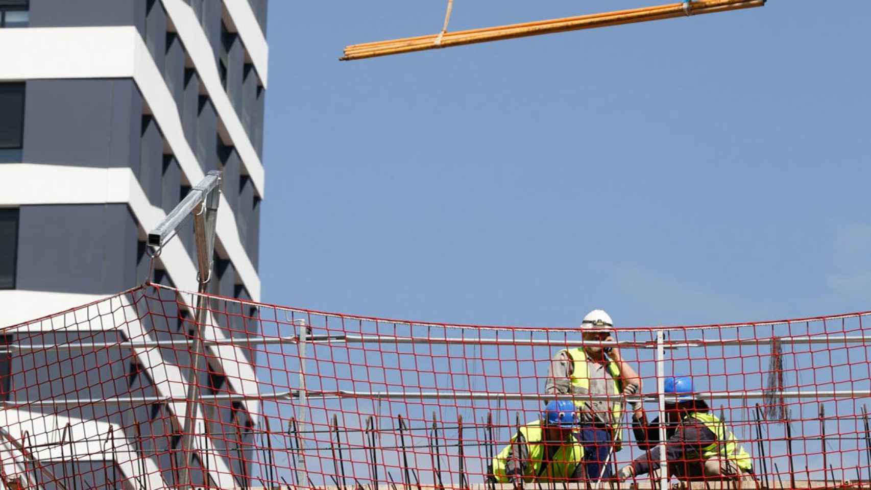 Trabajadores de la construcción en las obras de un edificio residencial / EFE