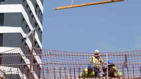 Trabajadores de la construcción en las obras de un edificio residencial / EFE