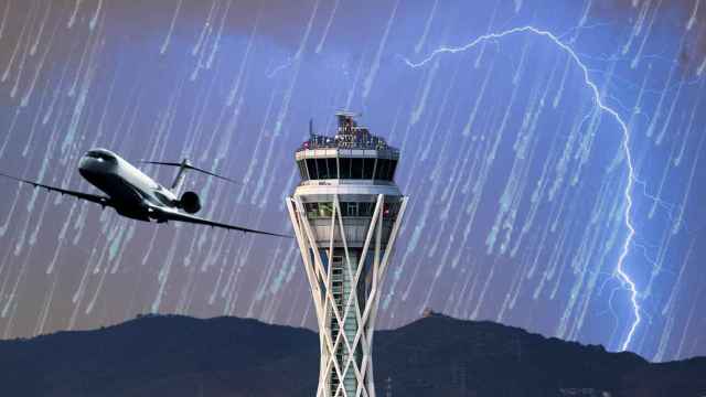 La tormenta de la tarde y noche de este miércoles paralizó el aeropuerto de El Prat, al verse obligada Aena a declarar el 'rate 0' / FOTOMONTAJE CG