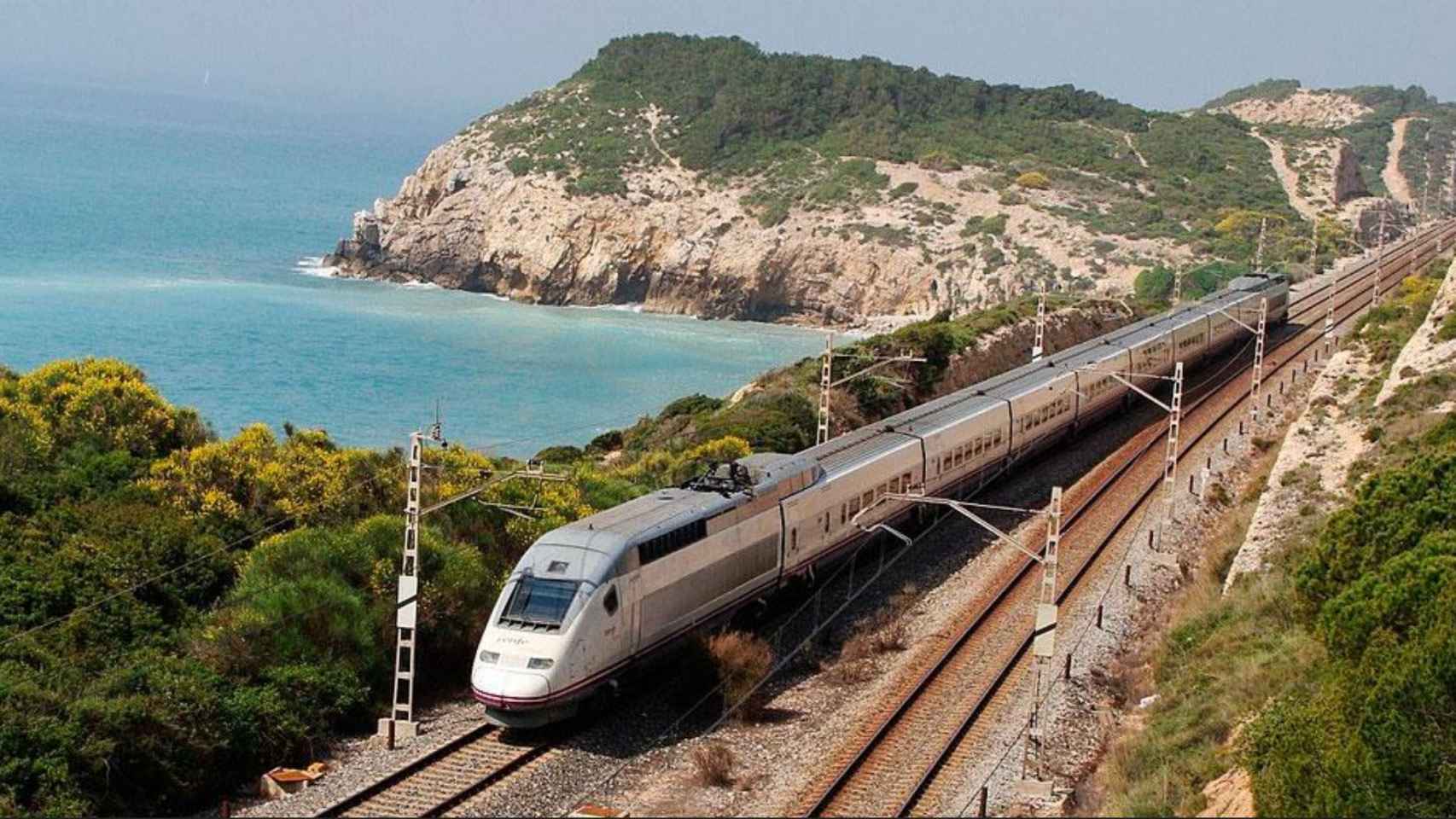 Un tren de Renfe recorre un tramo del Corredor del Mediterráneo / RENFE