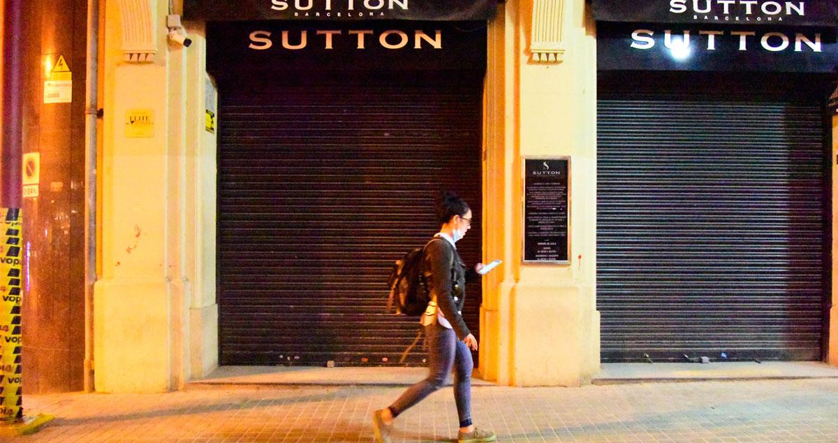 Una ciudadana pasa ante Sutton, discoteca de la zona alta de Barcelona / EP