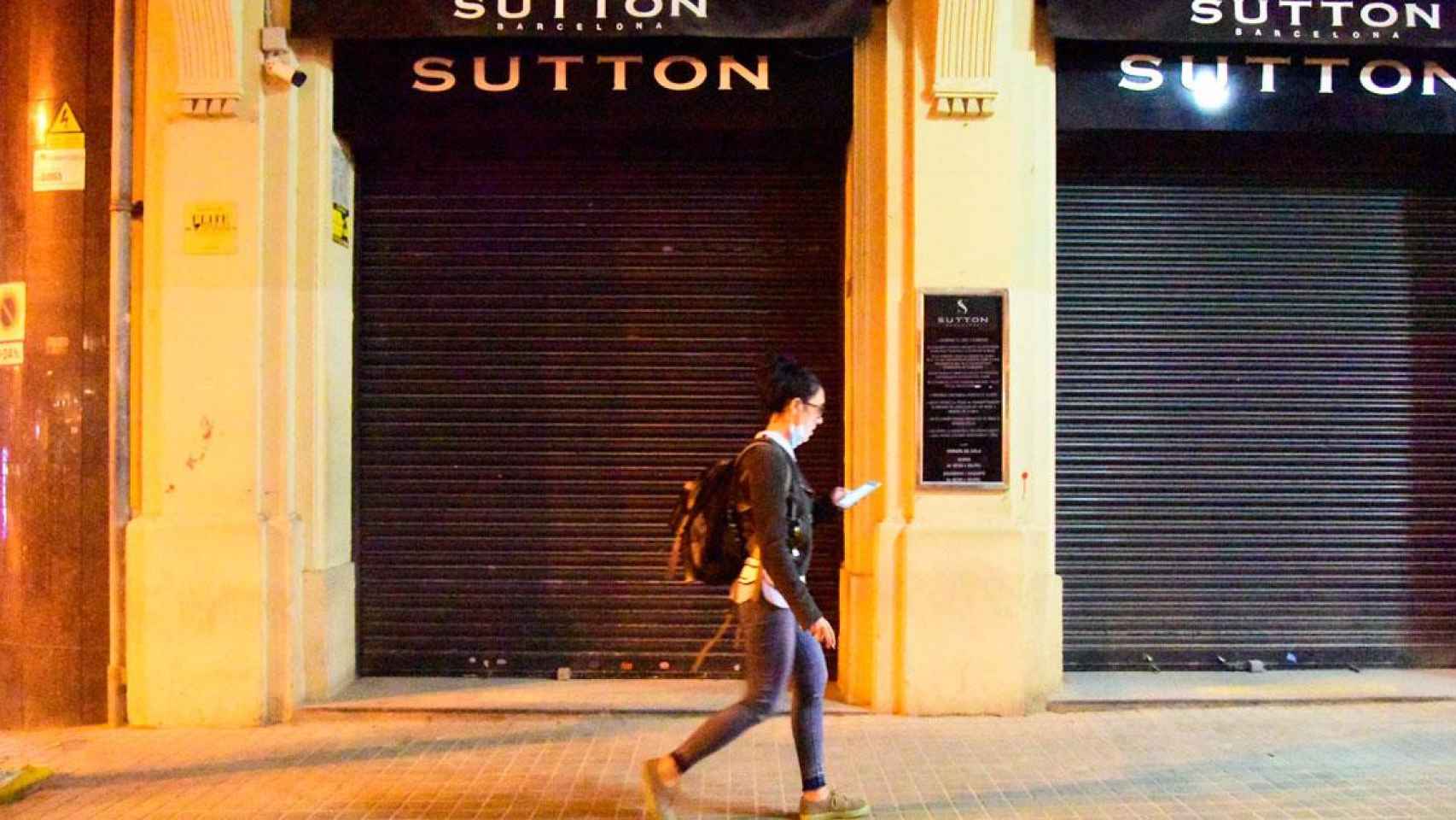 Una ciudadana pasa ante Sutton, discoteca de la zona alta de Barcelona / EP