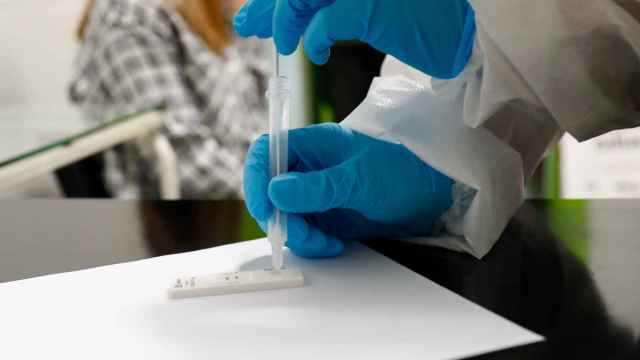 Una trabajadora sanitaria sostiene un test de antígenos / ÓSCAR J. BARROSO - EUROPA PRESS